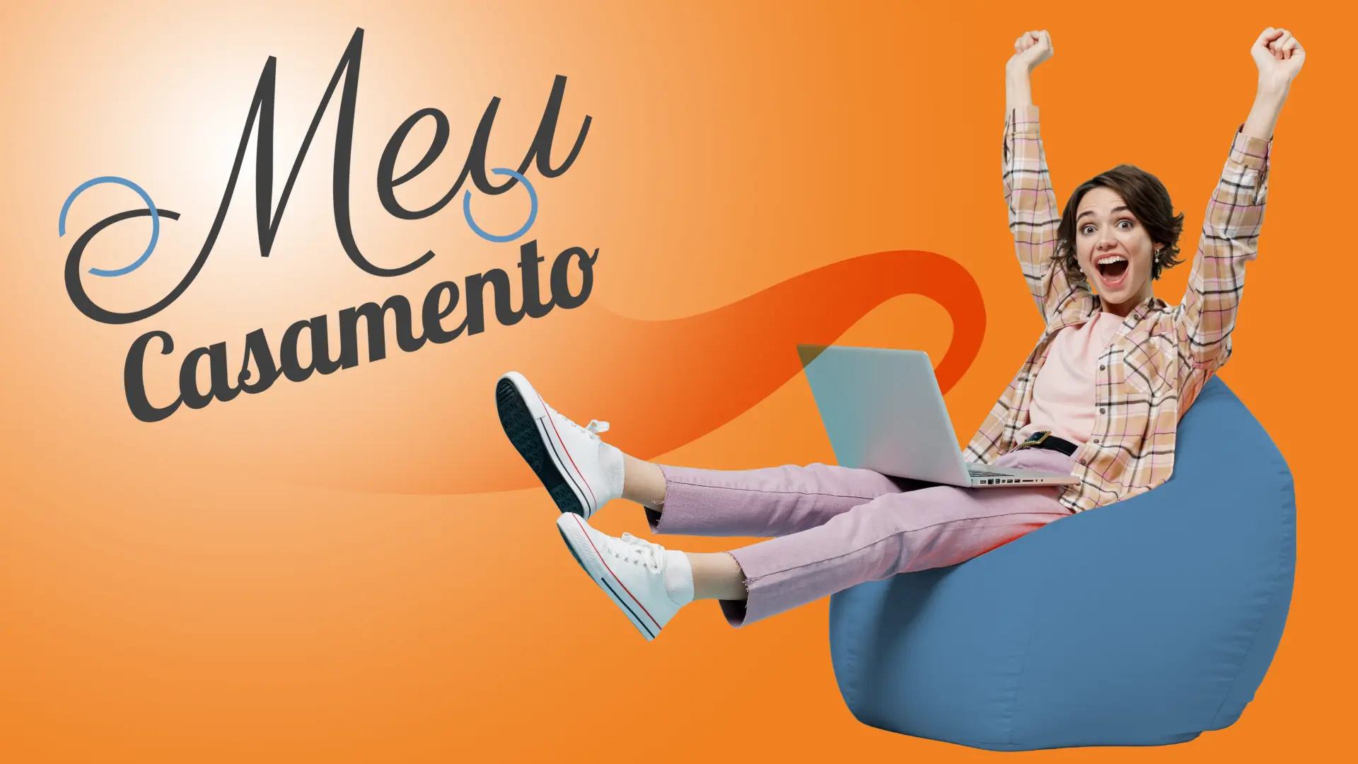 Mulher super feliz sentada em um puff com um laptop sobre as pernas.